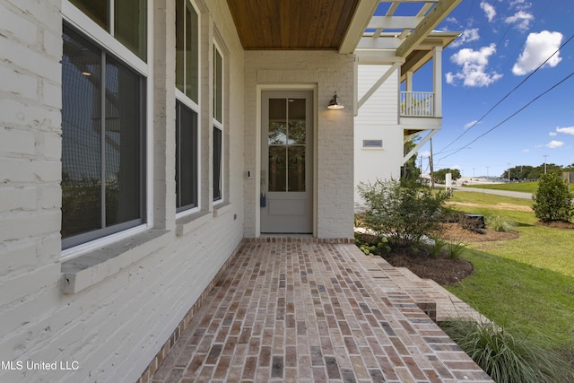 entrance to property featuring a yard