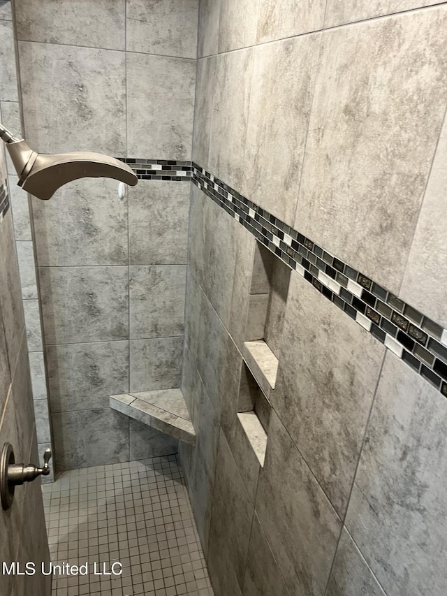 room details featuring tiled shower