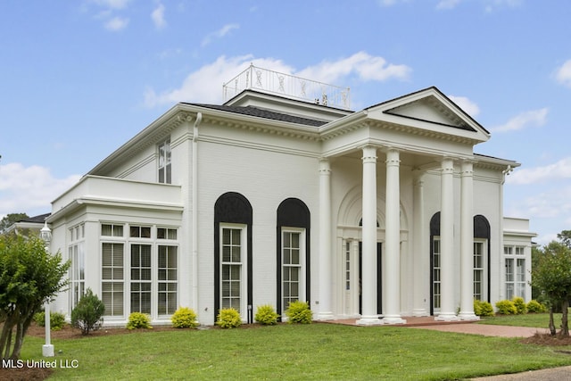 view of front facade featuring a front lawn