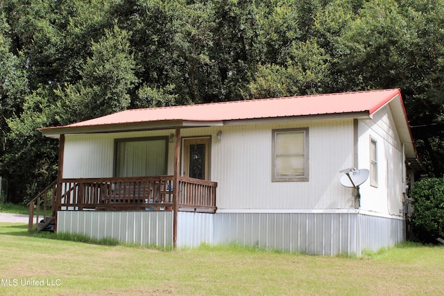 manufactured / mobile home featuring a front lawn