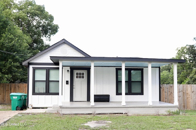 2200 19th Ave, Gulfport, MS 39501 - view of front facade with board and batten siding and a porch
