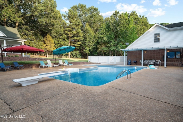 4424 Rebekah Dr, Olive Branch, MS 38654 - view of swimming pool featuring a patio, a diving board, and view of wooded area