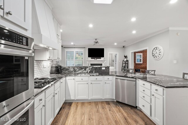 4424 Rebekah Dr, Olive Branch, MS 38654 - kitchen with appliances with stainless steel finishes, a sink, a ceiling fan, ornamental molding, and white cabinetry