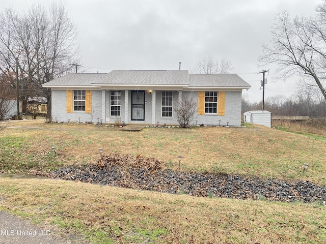 single story home featuring a front yard