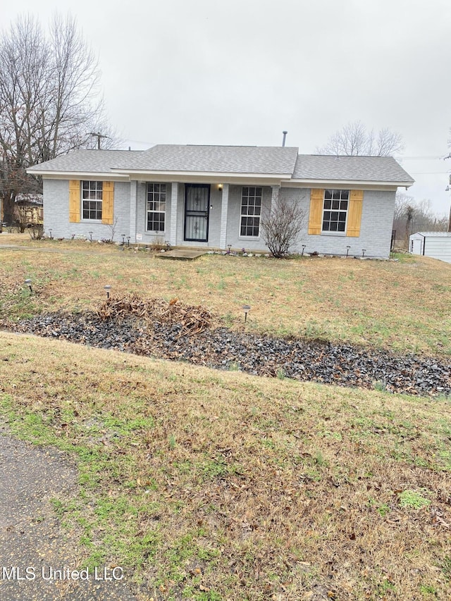 ranch-style house featuring a front yard