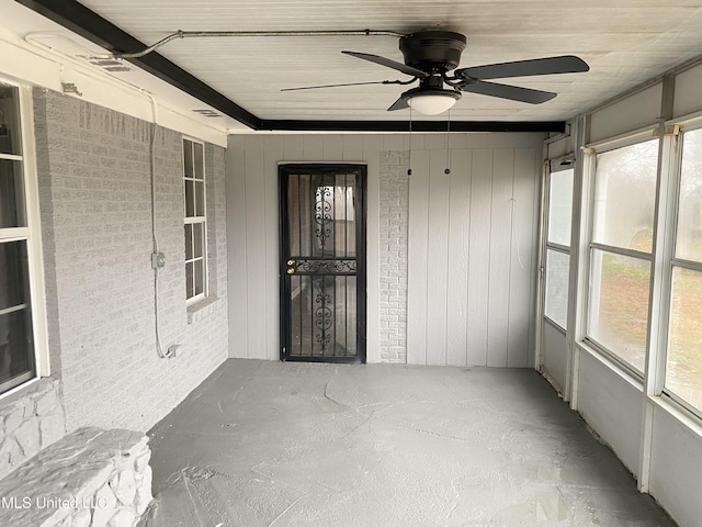 unfurnished sunroom with a healthy amount of sunlight and ceiling fan