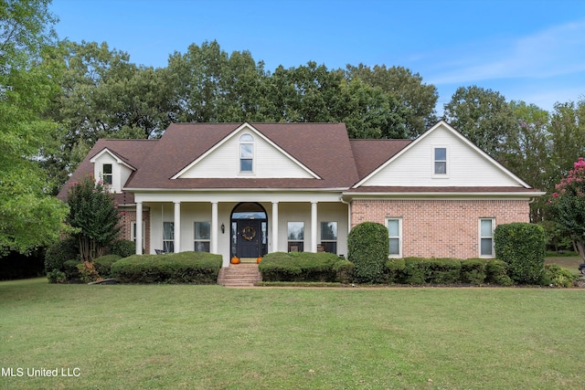 view of front facade featuring a porch and a front lawn