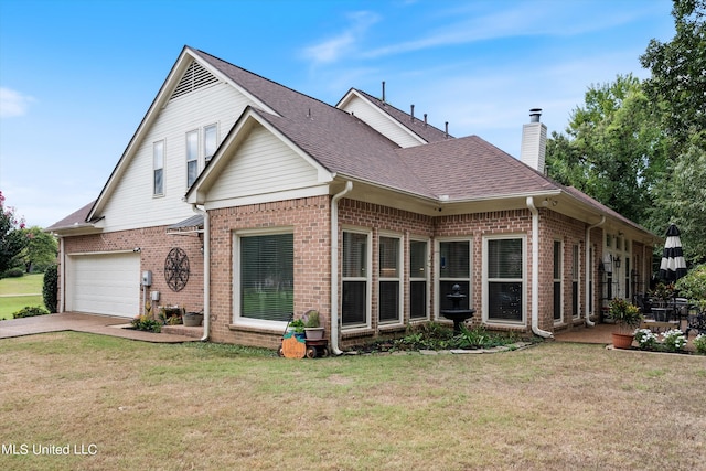 view of front of house featuring a front yard and a garage