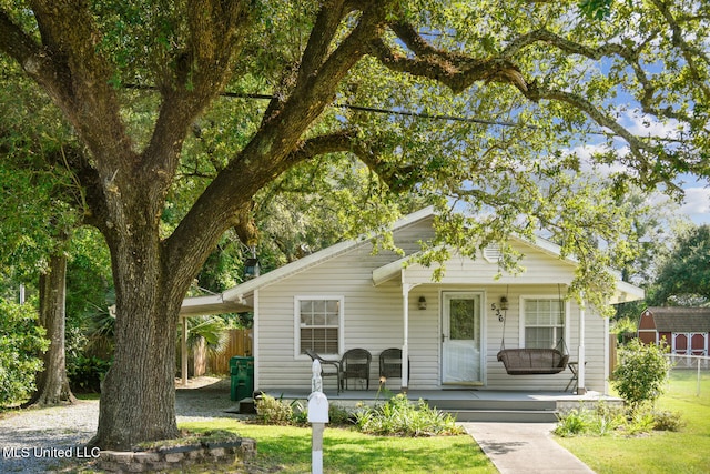 view of front of property featuring a front yard