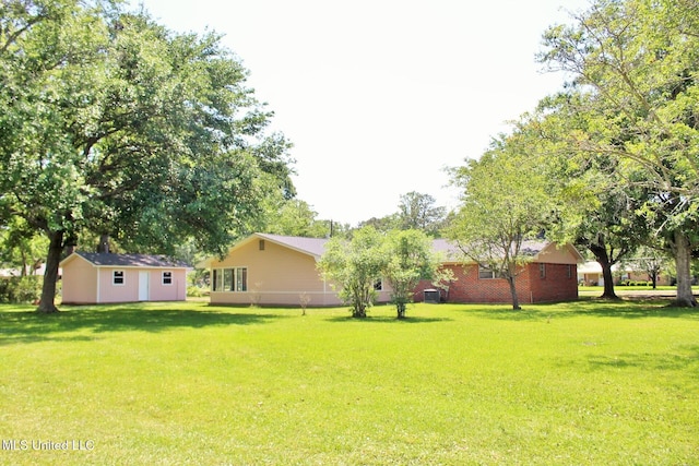 view of yard with an outdoor structure