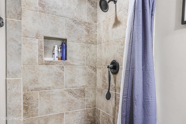 room details featuring tiled shower
