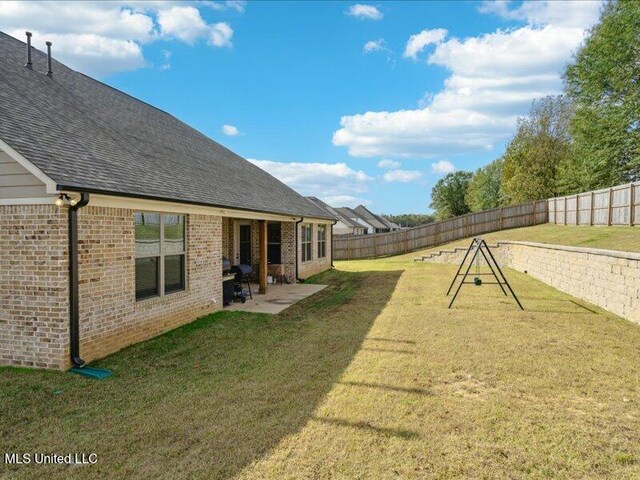 view of yard with a patio