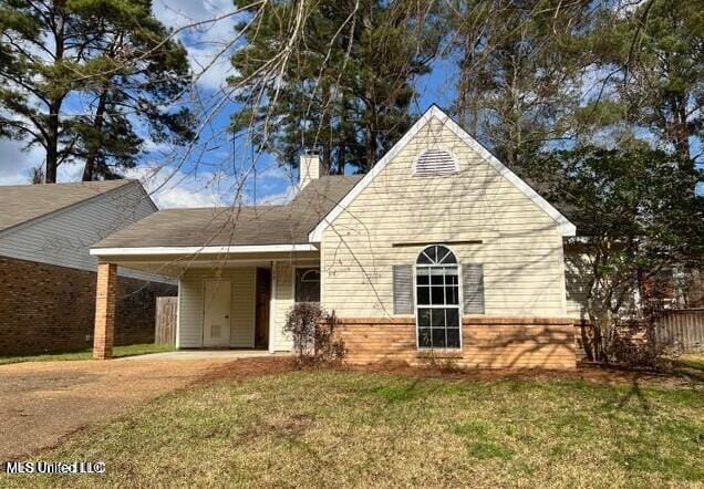 view of front of house featuring a carport and a front yard