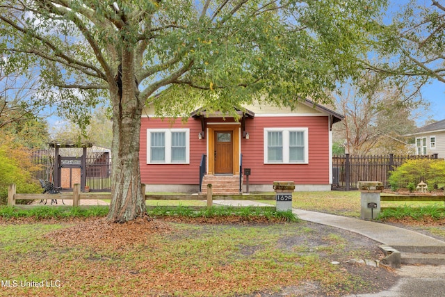 bungalow featuring fence