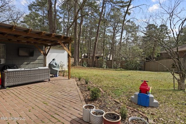 view of yard featuring an outdoor hangout area, a pergola, and a patio