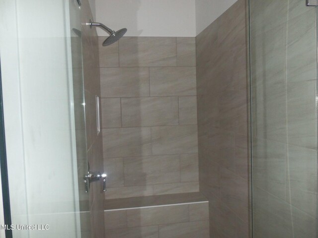 bathroom featuring a tile shower