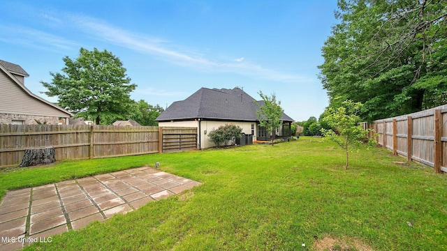 view of yard featuring a patio