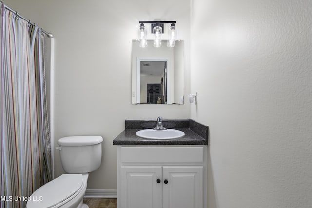 full bathroom featuring toilet, a shower with shower curtain, and vanity