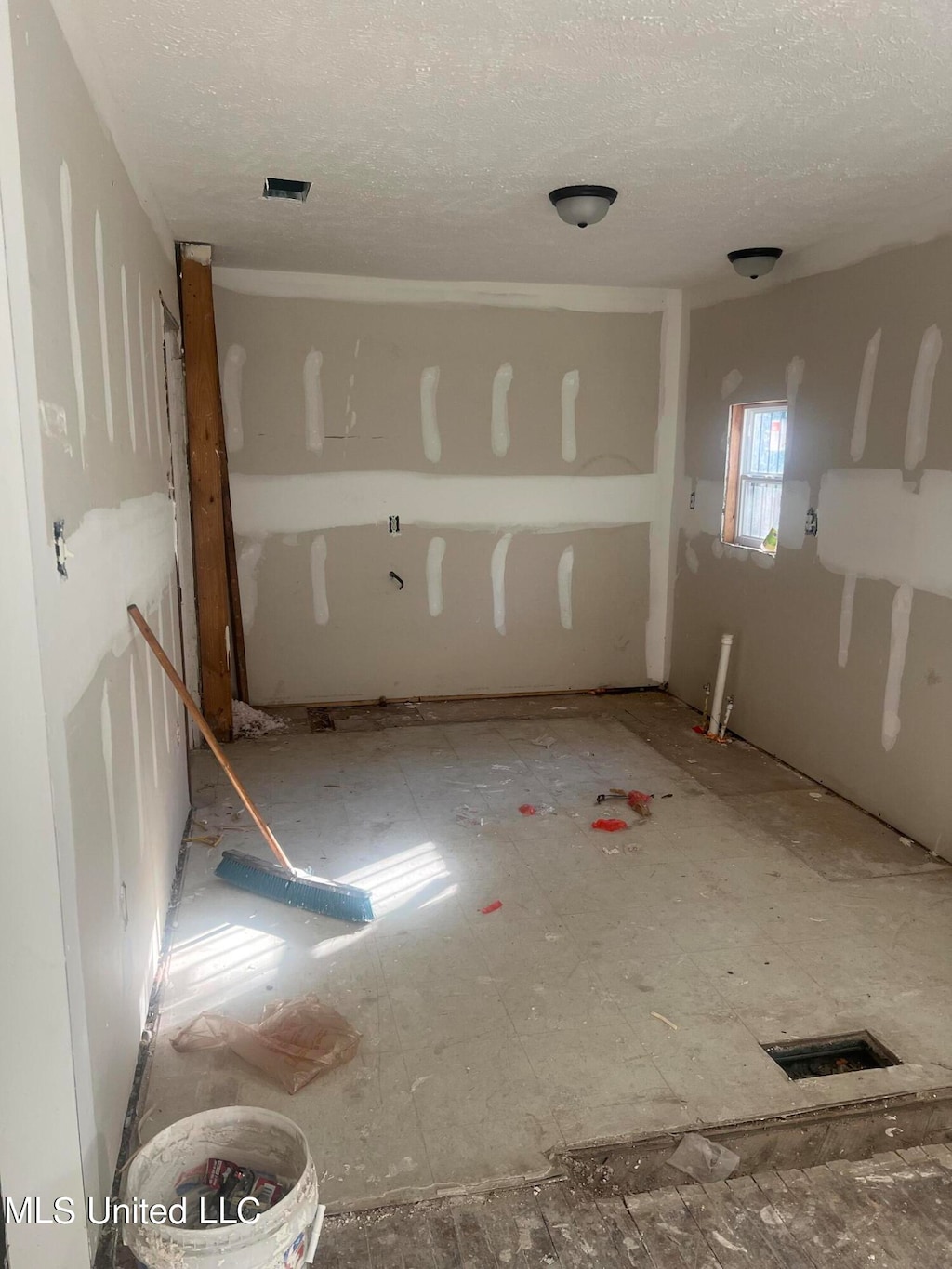 spare room with a textured ceiling