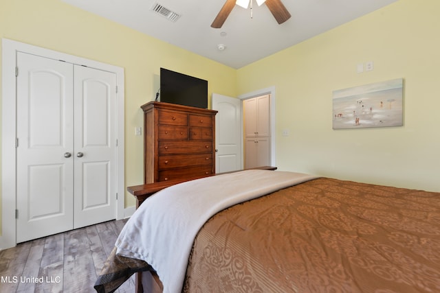 bedroom featuring light hardwood / wood-style flooring, a closet, and ceiling fan