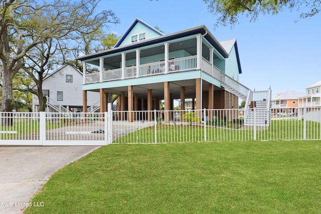 view of front of home featuring a front lawn and a carport