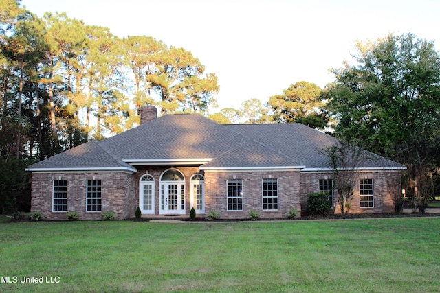 view of front facade featuring a front lawn