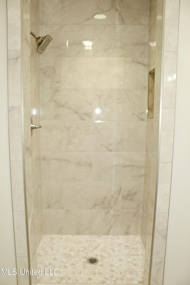 bathroom featuring a tile shower