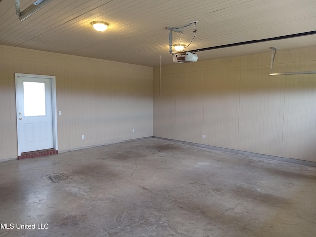 496 Cleveland Crossing Rd, Cleveland, MS 38732 - garage featuring a garage door opener
