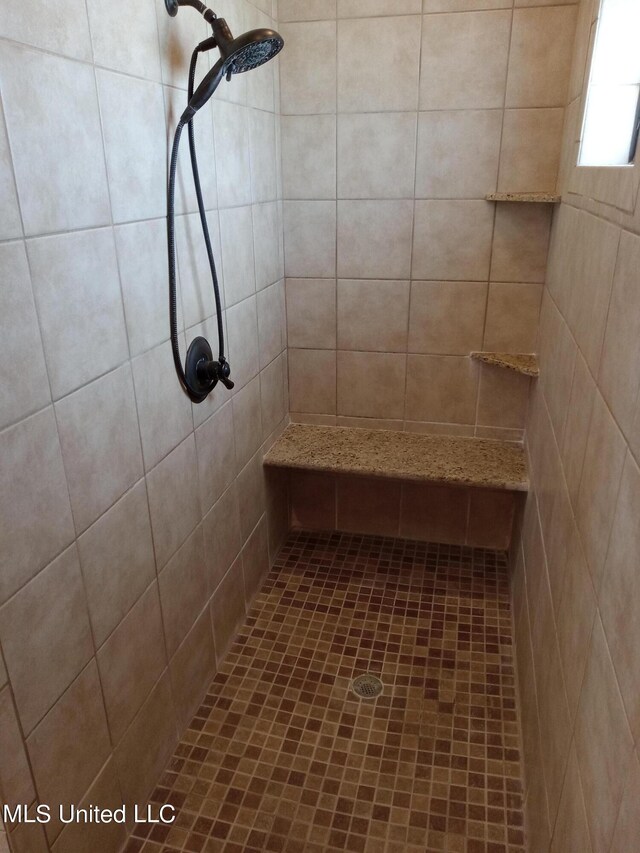 496 Cleveland Crossing Rd, Cleveland, MS 38732 - full bath featuring tiled shower