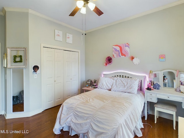 bedroom with ceiling fan, dark hardwood / wood-style floors, a closet, and crown molding