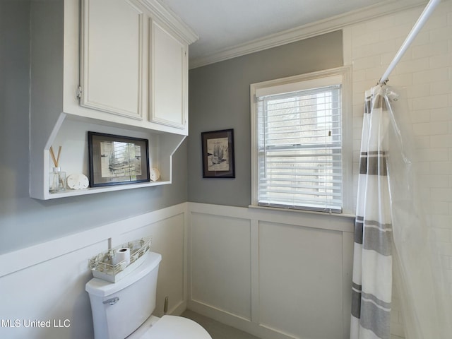 bathroom featuring toilet, walk in shower, and crown molding