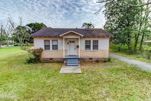 bungalow-style house featuring a front yard