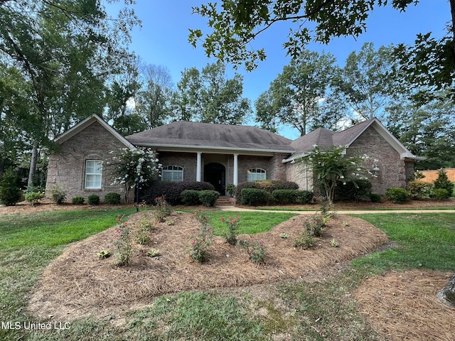 view of front facade featuring a front lawn