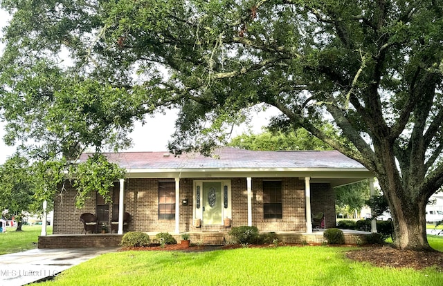 ranch-style home with a porch and a front lawn