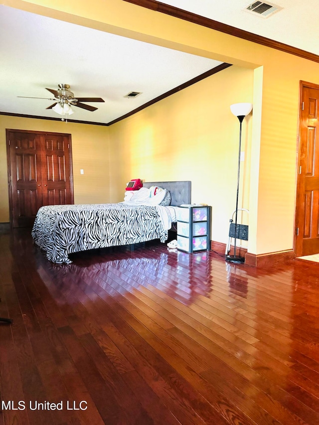 bedroom featuring ornamental molding, hardwood / wood-style floors, and ceiling fan