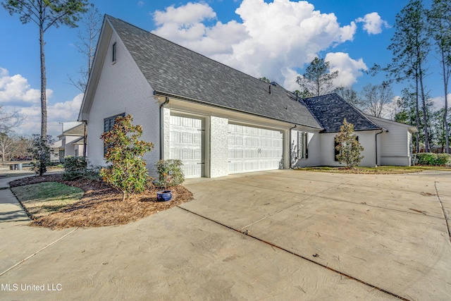 view of front facade featuring a garage