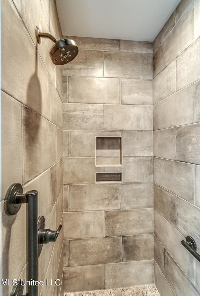 details featuring tiled shower