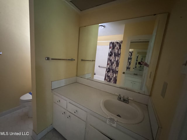 full bathroom featuring vanity, toilet, curtained shower, and baseboards