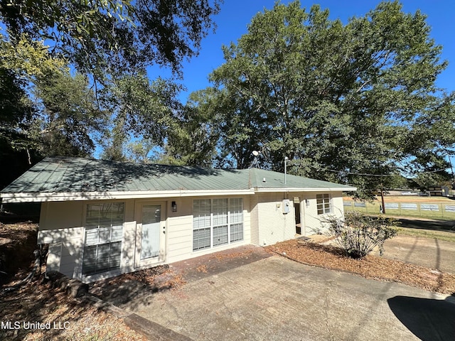 view of front of property featuring a patio