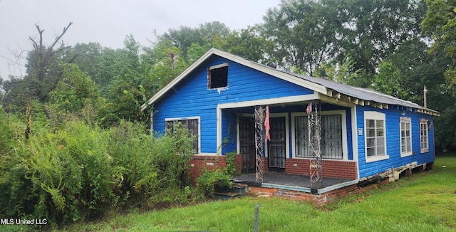 view of front of home featuring a front lawn