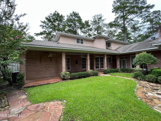 view of front facade featuring a front lawn and ceiling fan