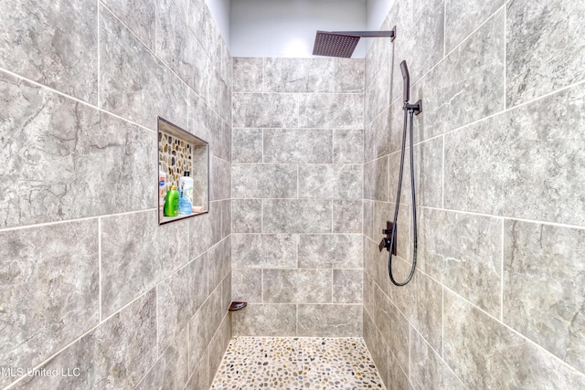 bathroom featuring a tile shower