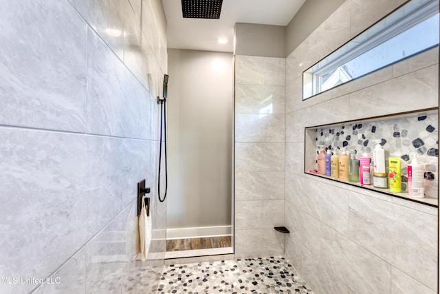 bathroom featuring tiled shower