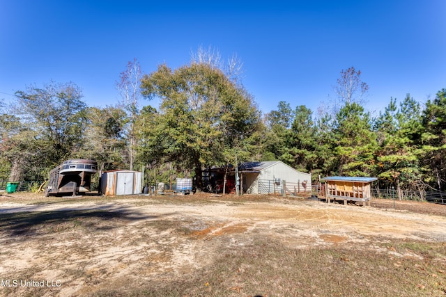 view of yard featuring a shed