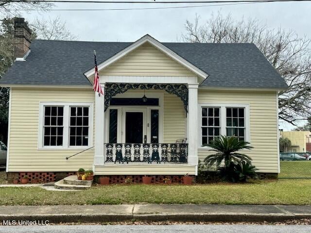 view of front facade featuring a front lawn and covered porch