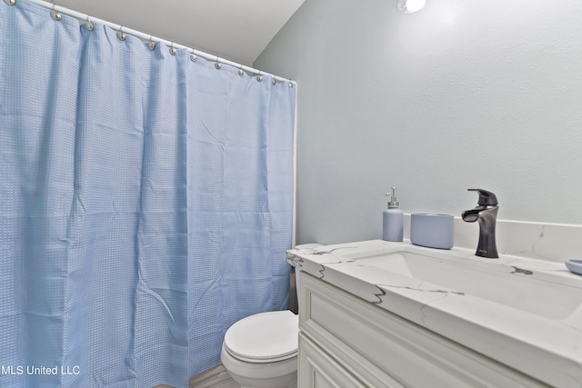 bathroom featuring a shower with curtain, vanity, toilet, and lofted ceiling