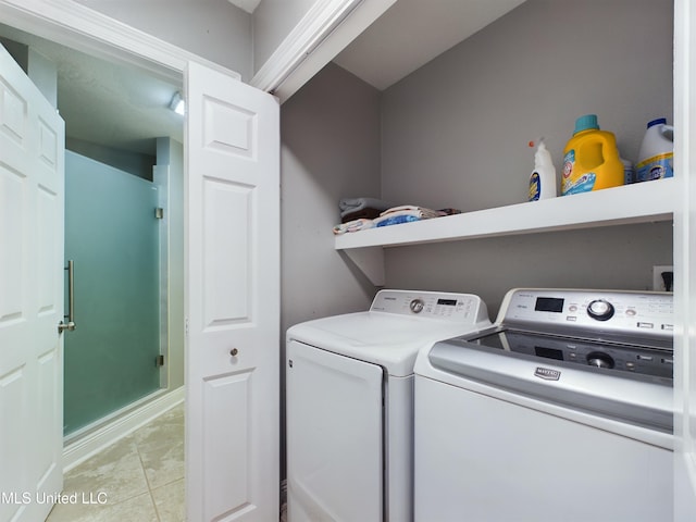 laundry room featuring light tile patterned flooring and independent washer and dryer