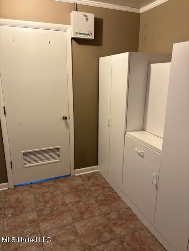 3 Pemberton Cir, Greenwood, MS 38930 - detailed view of ornamental molding and baseboards