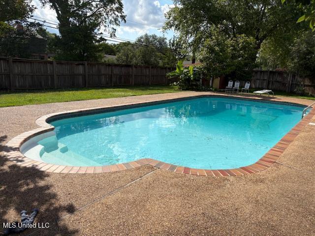 3 Pemberton Cir, Greenwood, MS 38930 - view of swimming pool with a fenced backyard and a patio area