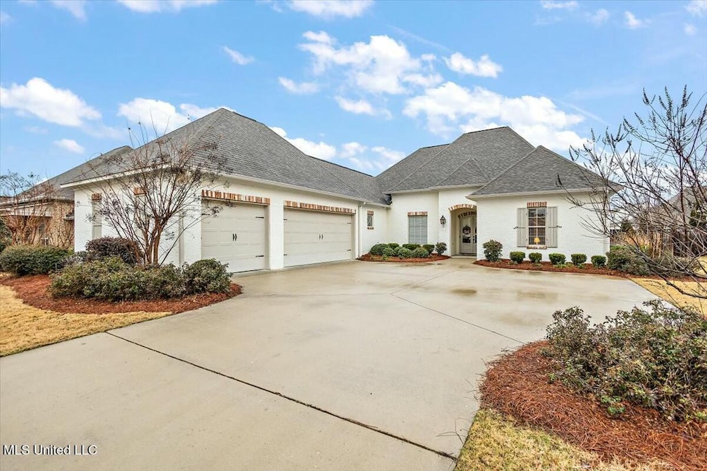 view of front of property featuring a garage